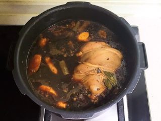 11、香而不腻的红油蒜蓉肘花,猪肘用筷子能够穿透就熟了，不要马上捞出来，继续浸泡2个小时左右