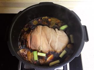 9、香而不腻的红油蒜蓉肘花,把焯好的的猪肘放入锅里，再加入适量开水，水量没过猪肘