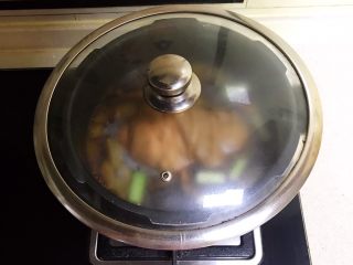 10、香而不腻的红油蒜蓉肘花,盖上锅盖，大火烧开后小火慢煮60分钟