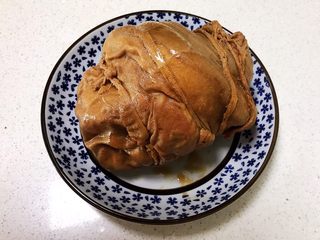 12、香而不腻的红油蒜蓉肘花,把猪肘捞出来，盖上保鲜膜，放入冰箱冷藏8个小时左右