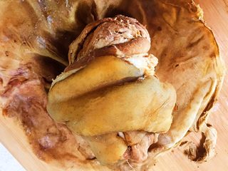 13、香而不腻的红油蒜蓉肘花,再把卤好的猪肘剥去纱布包