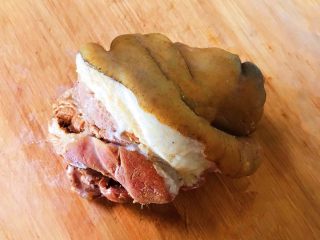 14、香而不腻的红油蒜蓉肘花,一个香味扑鼻，非常完整紧实的卤猪肘