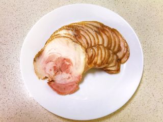 15、香而不腻的红油蒜蓉肘花,把猪肘切成薄薄的大片