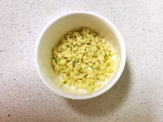 16、香而不腻的红油蒜蓉肘花,把蒜瓣切成末