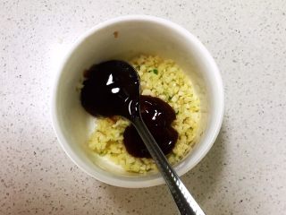 17、香而不腻的红油蒜蓉肘花,加入2勺蚝油