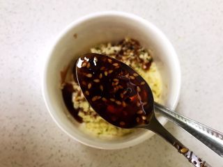 18、香而不腻的红油蒜蓉肘花,加入3勺红辣油