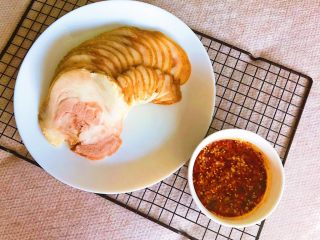 21、香而不腻的红油蒜蓉肘花,鲜香的肘片，蘸上香辣的蘸汁，肘花肥而不腻，香辣可口~