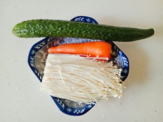 1、黄瓜凉拌金针菇,准备好食材