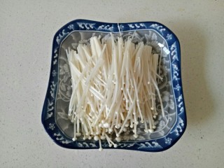 2、黄瓜凉拌金针菇,金针菇切掉根部，用清水清洗干净，沥干水份放入盘中备用