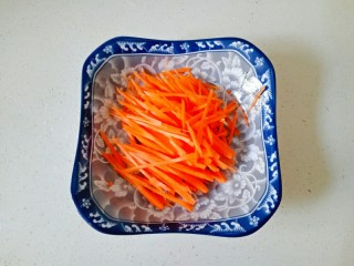 3、黄瓜凉拌金针菇,胡萝卜去皮，冲洗一下，切成胡萝卜丝装入盘中备用