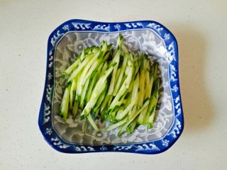 4、黄瓜凉拌金针菇,黄瓜清洗干净，切成黄瓜丝装入盘中备用