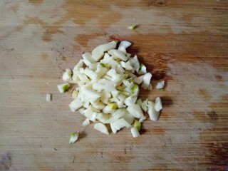 5、黄瓜凉拌金针菇,蒜切蒜粒