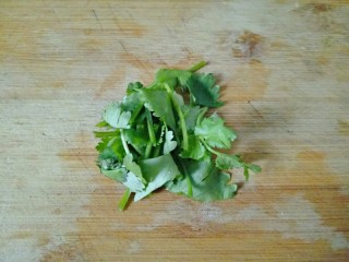 6、黄瓜凉拌金针菇,香菜切碎