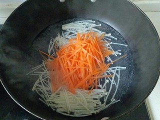 7、黄瓜凉拌金针菇,锅中加入适量清水煮开，放入金针菇、胡萝卜焯水1分钟