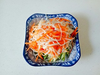 8、黄瓜凉拌金针菇,焯水后的金针菇和胡萝卜丝沥干水份，放入装黄瓜丝的盘中