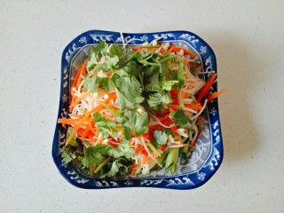 9、黄瓜凉拌金针菇,加入蒜粒和香菜碎