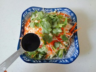 10、黄瓜凉拌金针菇,加入生抽