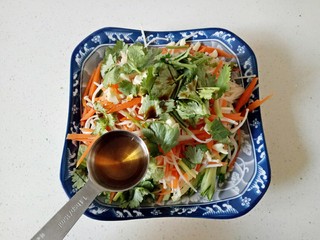 11、黄瓜凉拌金针菇,加入醋