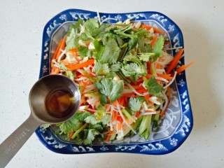 12、黄瓜凉拌金针菇,加入香油