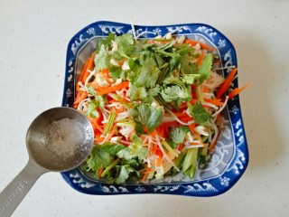 13、黄瓜凉拌金针菇,加入盐和白砂糖调味