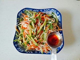 14、黄瓜凉拌金针菇,根据自己吃辣的程度加入适量辣椒油，翻拌均匀