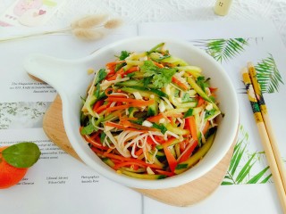 15、黄瓜凉拌金针菇,成品图