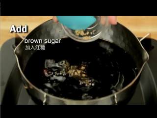 3、日式照烧鸡肉串,锅内加入红糖