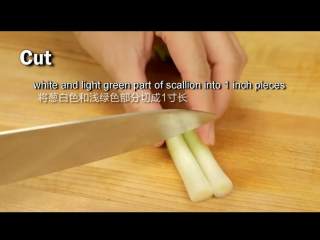 8、日式照烧鸡肉串,将剩余的葱白每一根切大概一寸长