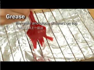 13、日式照烧鸡肉串,烧烤架轻刷一层油防粘