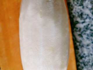 2、糖醋白萝卜,去皮后清洗干净