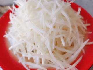 3、糖醋白萝卜,把它刨成丝