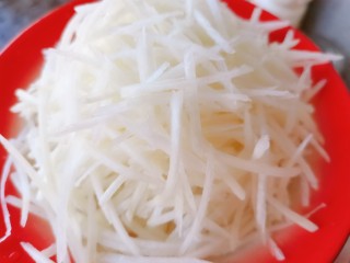 4、糖醋白萝卜,加入食用盐腌制一会
