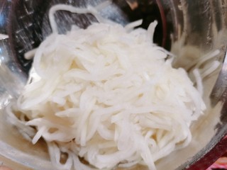 5、糖醋白萝卜,再用手抓出水来倒掉