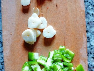 6、糖醋白萝卜,准备大蒜，青红辣椒