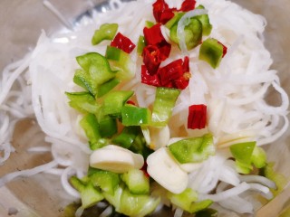 7、糖醋白萝卜,再把它们一起放入腌制好的萝卜丝里