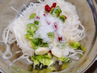 8、糖醋白萝卜,再加入白糖