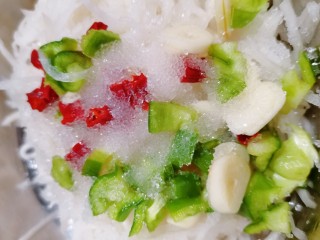 9、糖醋白萝卜,倒入白醋