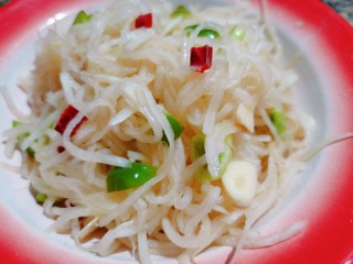 13、糖醋白萝卜,半小时后再一次搅拌均匀再腌制半小时