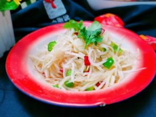 15、糖醋白萝卜,装盘食用，多余的汤汁不要，把它倒掉，再加点香菜叶装饰一下，凉拌萝卜就大功告成了。