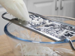 1、广式萝卜糕,萝卜洗净后去头去尾，用擦板擦丝k因为我刀工没那么好，刀工好的可以直接切丝)