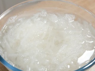 2、广式萝卜糕,然后放入沸水烫两分钟捞出，泡冷水放凉