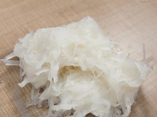 3、广式萝卜糕,泡凉后，挤干水分备用