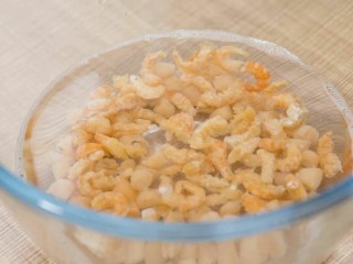 4、广式萝卜糕,虾米瑶柱洗净用水泡软，约十分钟