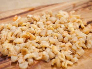 5、广式萝卜糕,泡好的虾米瑶柱切碎备用