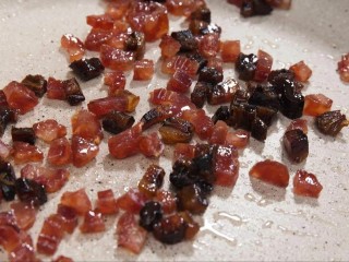 6、广式萝卜糕,腊肠腊肉切小粒，热锅下腊肠腊肉，炒出油份，