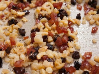 7、广式萝卜糕,继续放虾米和瑶柱，炒香，盛出备用