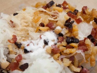 8、广式萝卜糕,将剂干的萝卜丝打散，放入炒好的腊肠，腊肉，虾米，瑶柱，加入盐，糖，胡椒粉搅拌均匀