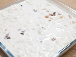 11、广式萝卜糕,把萝卜糕浆倒入已扫油的糕盘里