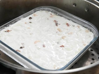 12、广式萝卜糕,放入提前烧开水的蒸锅里，用大火蒸45分钟(可以根据厚薄程度调整时间)蒸至完全熟透