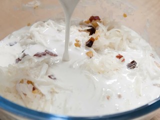 10、广式萝卜糕,将粉浆倒入搅拌好的萝卜丝材料中搅拌均匀成萝卜糕浆